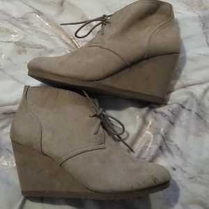 Universal thread taupe Bessie wedge bootie size 7